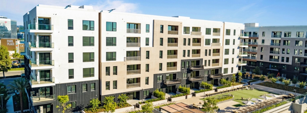 Irvine-Luxury-Condos-Exterior-Courtyard