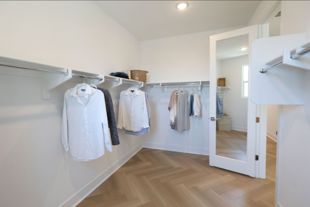 New Arcadia Homes - Walkin Closet